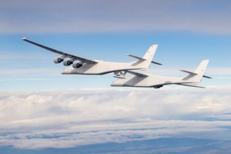 Stratolaunch's Roc launch platform carries the Talon-A separation test vehicle during its second captive carry flight on Jan. 13, 2023. Credit: Gauntlet Aerospace / Christian Turner